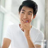 歯磨きしている男性 イメージ