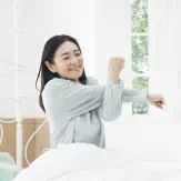 朝、さわやかに起きた女性 イメージ