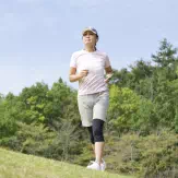 軽くジョギングしている女性 イメージ